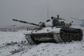 Средний танк Т-62 на заснеженной местности 