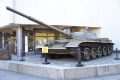 Средний танк Т-62 стоит на постаменте