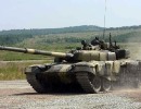 Танк Т-72 на грунтовой поверхности