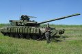 Средний танк Т-64 стоит на поле