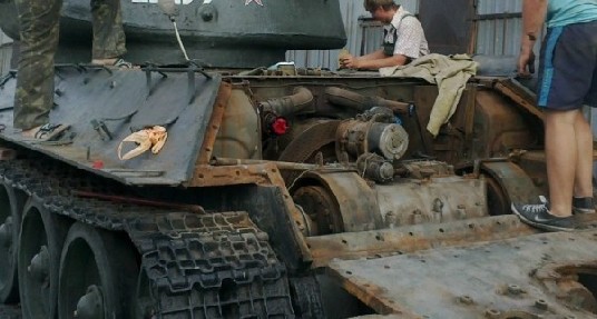Работы в двигательном отсеке Т-34-85